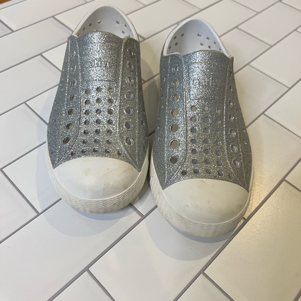 Native water shoe in silver